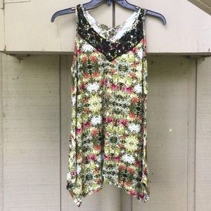 Skye's the Limit sharkbite tunic top Size S
